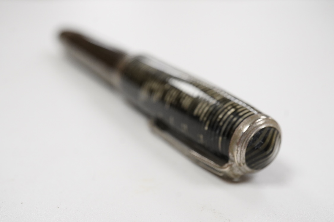 A Parker grey oversize vacumatic with two tone 14ct vacumatic nib